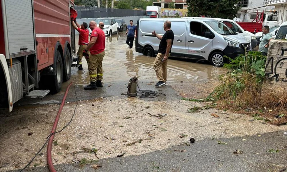 Κακοκαιρία: Κεραυνοί προκάλεσαν πυρκαγιές στην Αττική - Πνίγηκε η Κόρινθος, χαλάζι στα Τρίκαλα - Δεκάδες κλήσεις στην Πυροσβεστική (βίντεο)